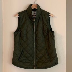Old Navy lightweight quilted vest in dark green, M
